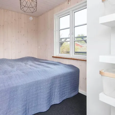 6 Person In Bjert-by Traum